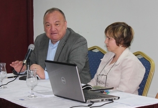 Rafael Cuestas preside una de las sesiones de trabajo junto a la doctora Beatríz Torres. 