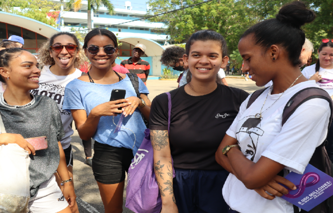Estudiantes de la Universidad del Deporte en Cuba celebran que la población mundial haya llegado a 8 mil millones de personas 