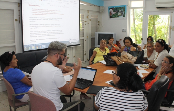 docentes de San Miguel del Padrón (La Habana), Buey Arriba (Granma) y Cumanayagua (Cienfuegos), territorios en los cuales ha iniciado la implementación de los estándares de calidad de los servicios de SSR para adolescentes.