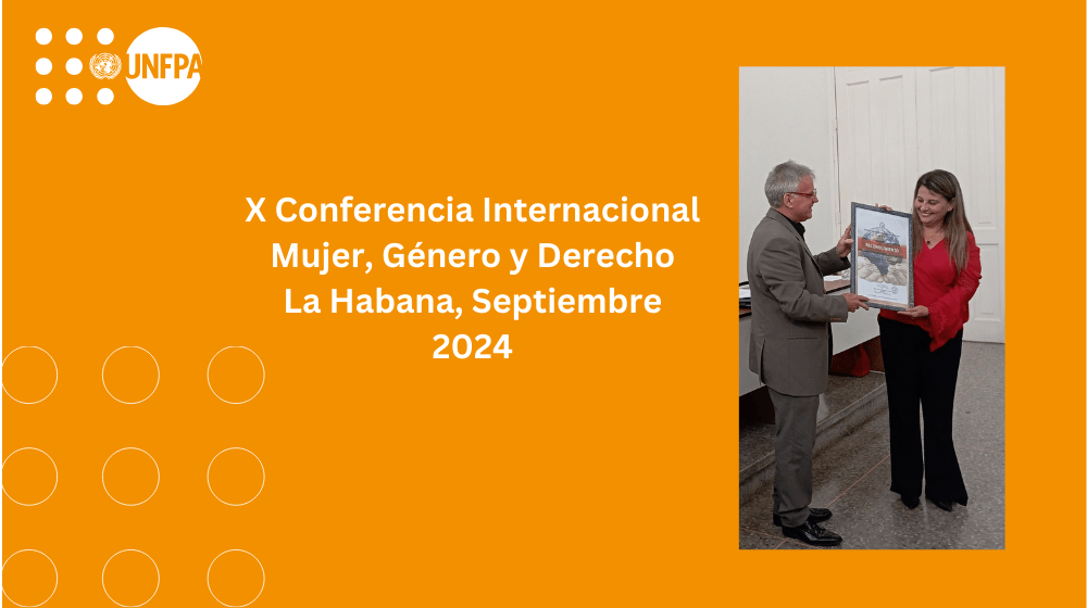 Alexis Ginarte Gato, presidente de la Unión de Juristas de Cuba entregó en el primer día del evento, un reconocimiento a Marisol Alfonso de Armas, Jefa de la Oficina en Cuba del UNFPA, a propósito del aniversario 50 de la presencia de la agencia de Naciones Unidas en el país.