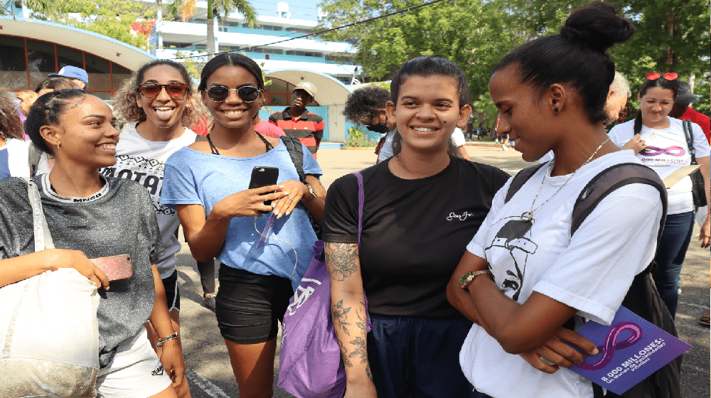 Estudiantes de la Universidad del Deporte en Cuba celebran que la población mundial haya llegado a 8 mil millones de personas 