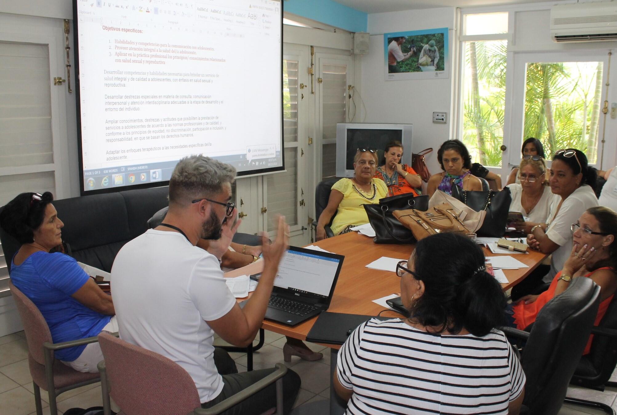 docentes de San Miguel del Padrón (La Habana), Buey Arriba (Granma) y Cumanayagua (Cienfuegos), territorios en los cuales ha iniciado la implementación de los estándares de calidad de los servicios de SSR para adolescentes.