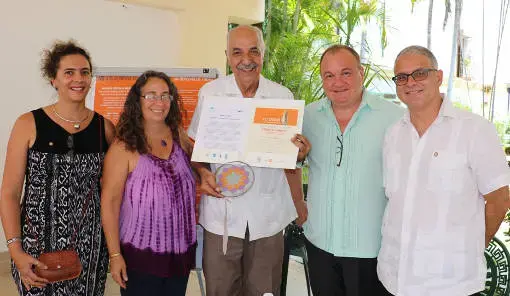 Entregan Premio ÚNETE a profesional de la salud cubano