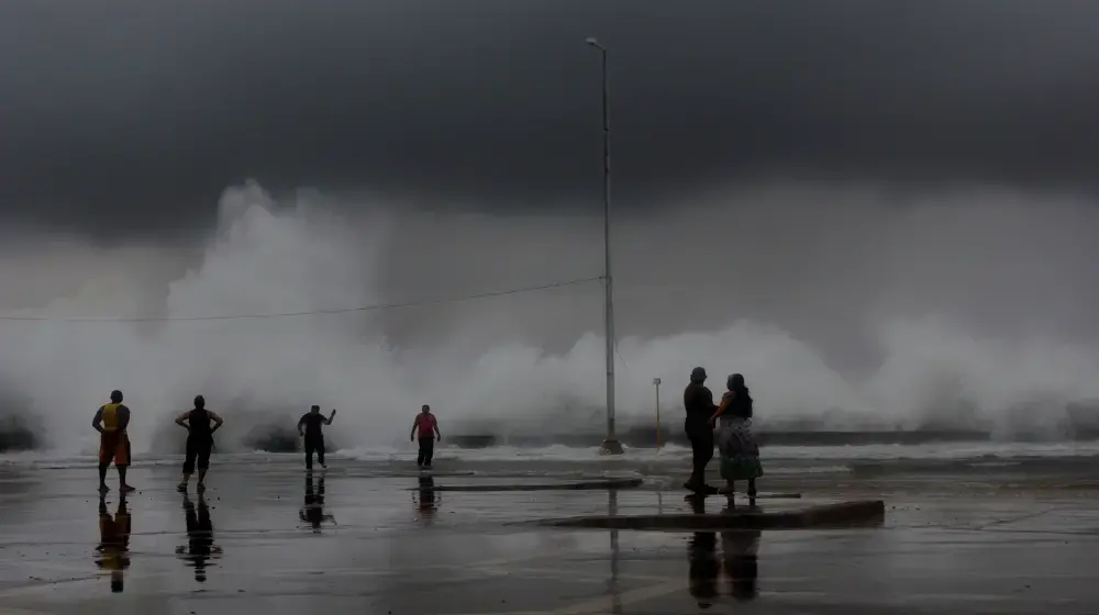 ¿Cómo apoya el UNFPA los esfuerzos de Cuba en relación con la mitigación de los efectos del cambio climático?